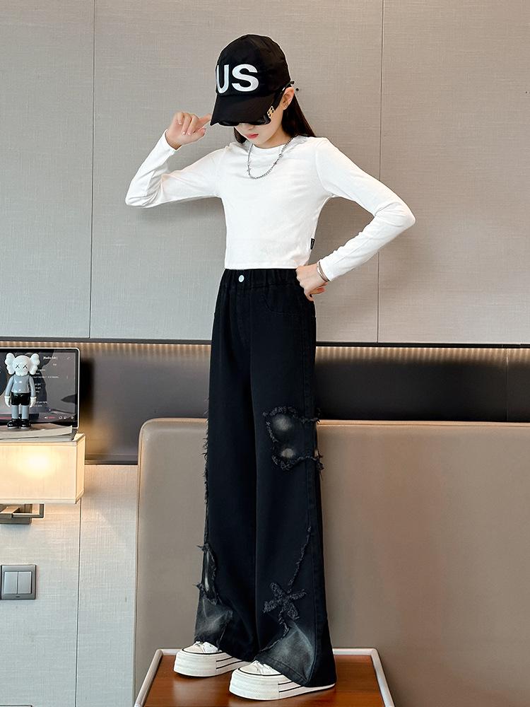 Mädchen Jeans mit Batikmuster und Schmetterlingsapplikation mit weitem Bein - Herbst 2025 Kollektion