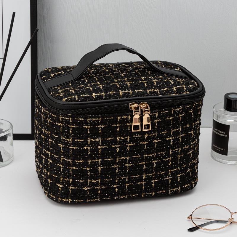 Chic Xiaoxiang Portable Large-Capacity Cosmetic Bag for Travel - Stylish Toiletry Organizer