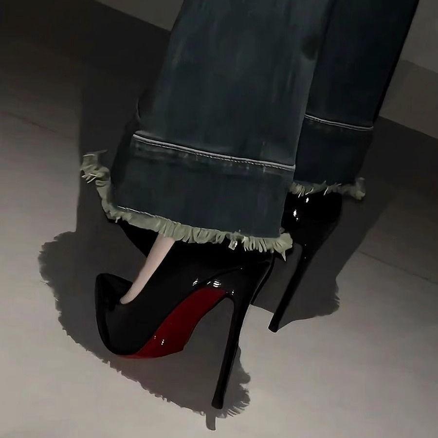 Zapatos de tacón alto de aguja con pedrería de suela roja para hermana real, zapatos de salón sexy negros de charol puntiagudos nuevos de otoño 2024 para hombres y mujeres