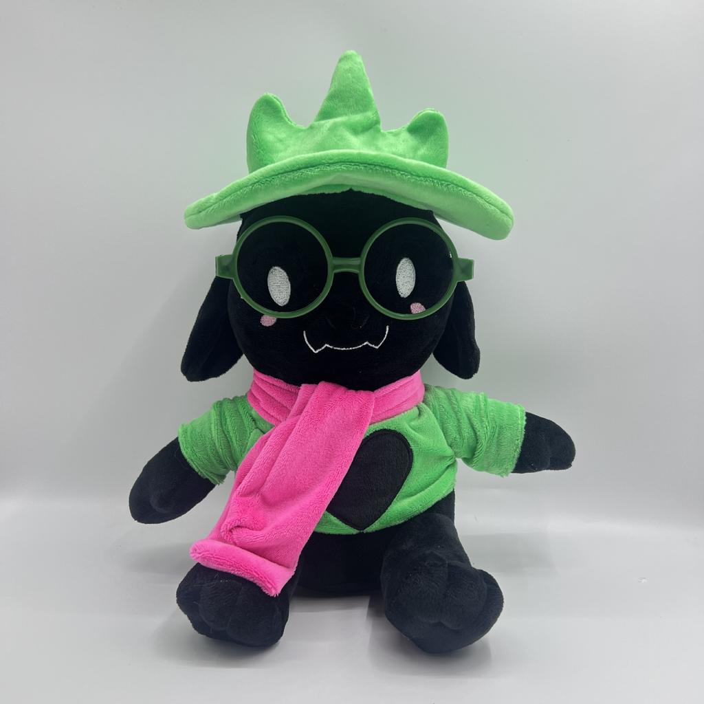 Nová plyšová hračka Ralsei z Deltarune - Měkká plyšová panenka kozy se zelenými brýlemi a růžovým šátkem, Roztomilý plyšák postavy z RPG hry, Dárek pro fanoušky a děti