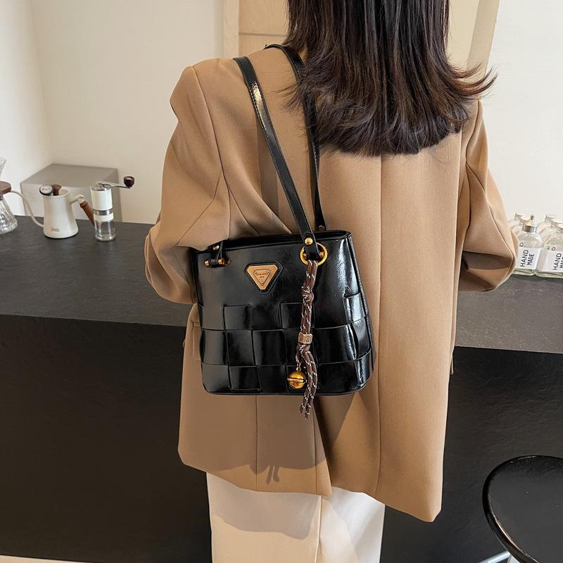 

Autumn and winter retro hand-carried bucket bag, high-end women s bag, design sense, woven vegetable basket, messenger bag, fashion bag. 22*13*20 чёрный