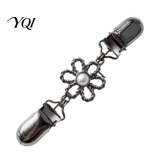Waist Tightening Clip Vintage Sweater Clips for Women Girls, Retro Faux Pearl/Floral Cardigan Clips, Elegant Collar Metal Cincher Buckle Dresses