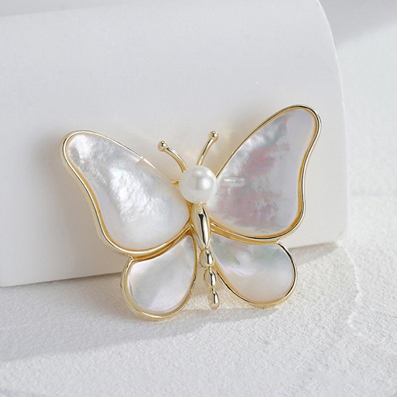 

Meng Wanzhou s Pearl Butterfly Brooch: A chic accessory protecting the mother-of-pearl, perfect for elegant women s suits.