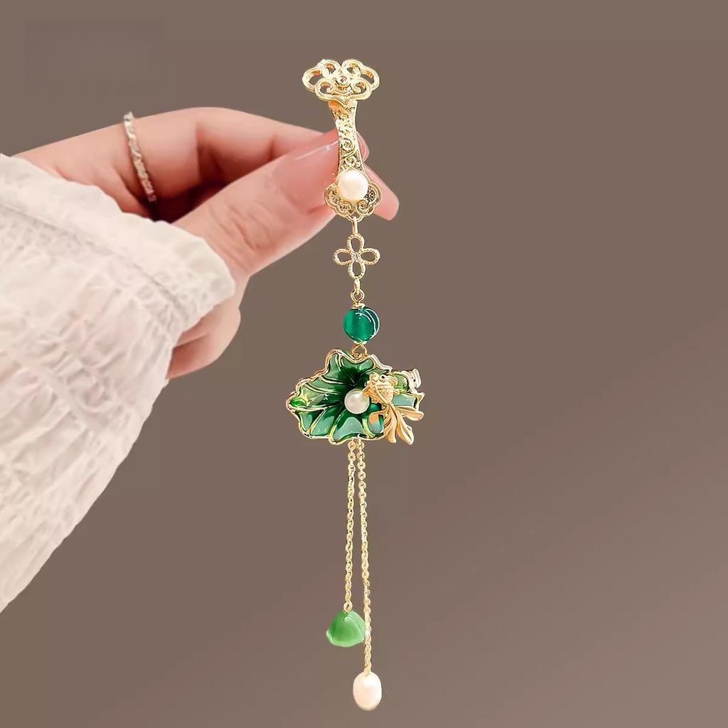 Chinese-style Lotus Blossoms At Every Step, Mother-of-pearl Lotus Flower Cheongsam with A Pressed Lapel, Ancient-style Pendant Brooch