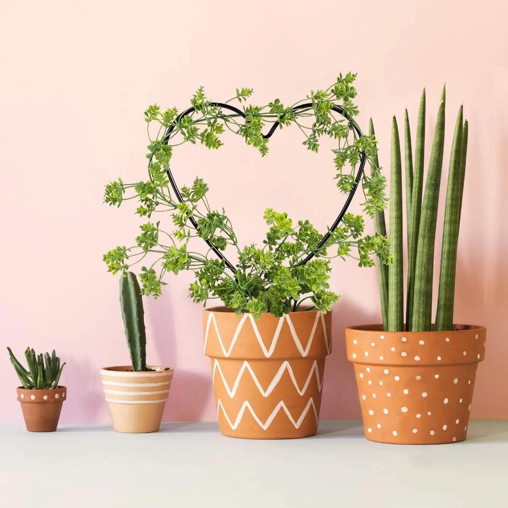 1Pc Plant Support Garden Stake Stand Round Vine Climbing Rack Ironheart-Shaped Flower Trellis Frame Stand Holder Plastic Decor