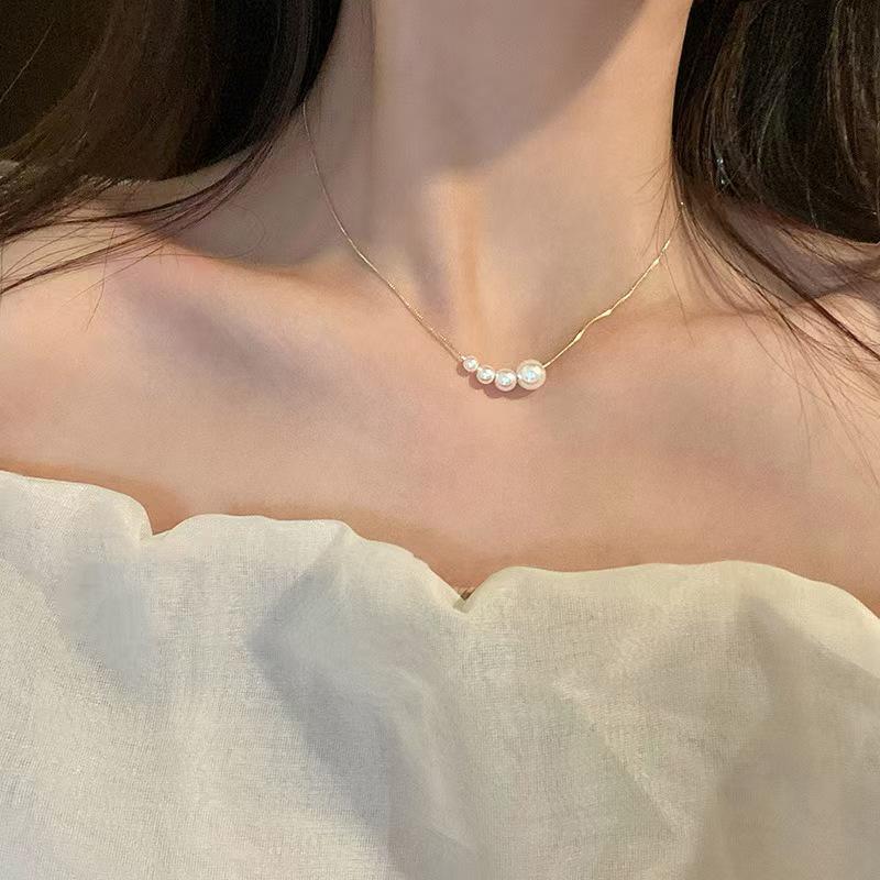 Korean-Style Women's Faux Pearl Clavicle Necklace - Simple, Light Luxury Pendant Design