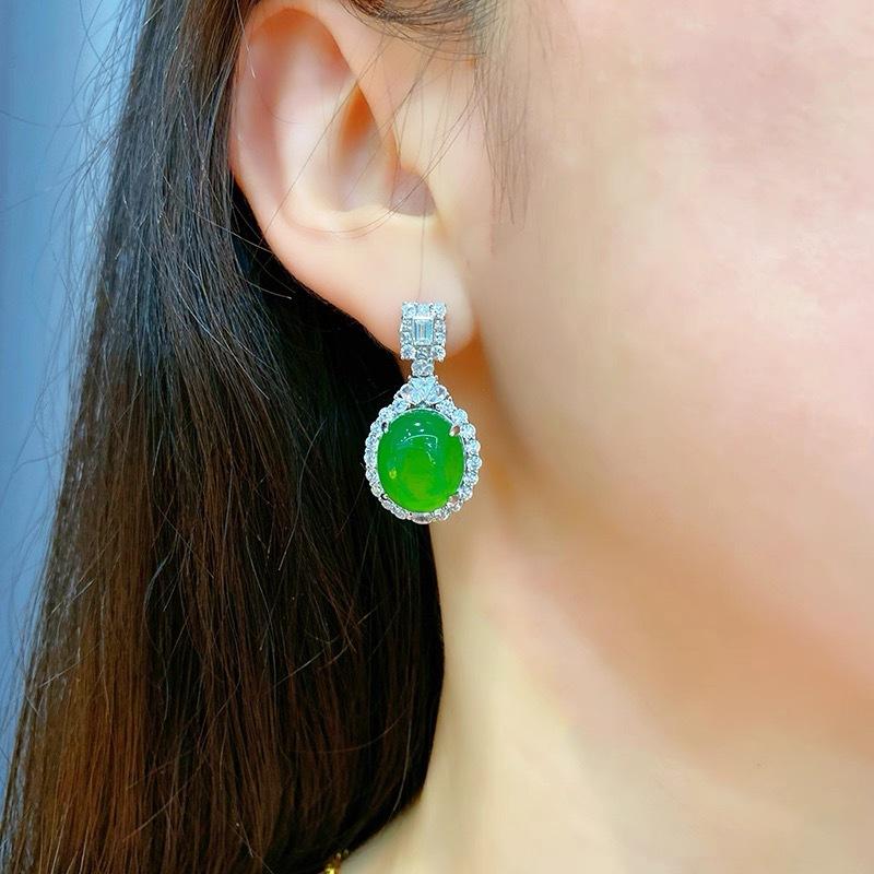 Natürliche Chalcedon Damen Ohrstecker sind vergleichbar mit Jadeit Halskettenanhänger eingelegt mit neuem chinesischem grünem Ei Oberflächenachat Set Schmuck