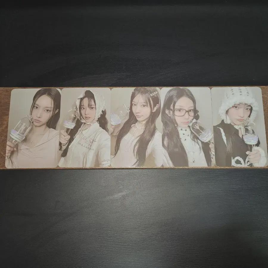 

Eyelet Glit Lightstick Photocard Set