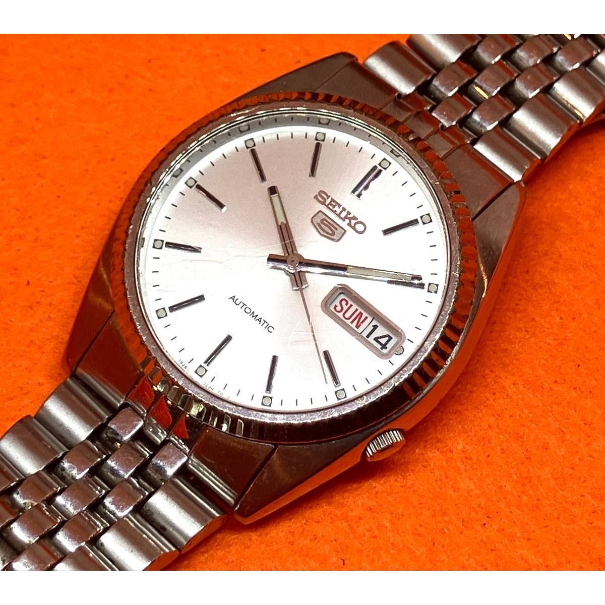 SEIKO 5 AUTOMATIC Seiko 5 Automatic Day Date Pyramid Bezel
