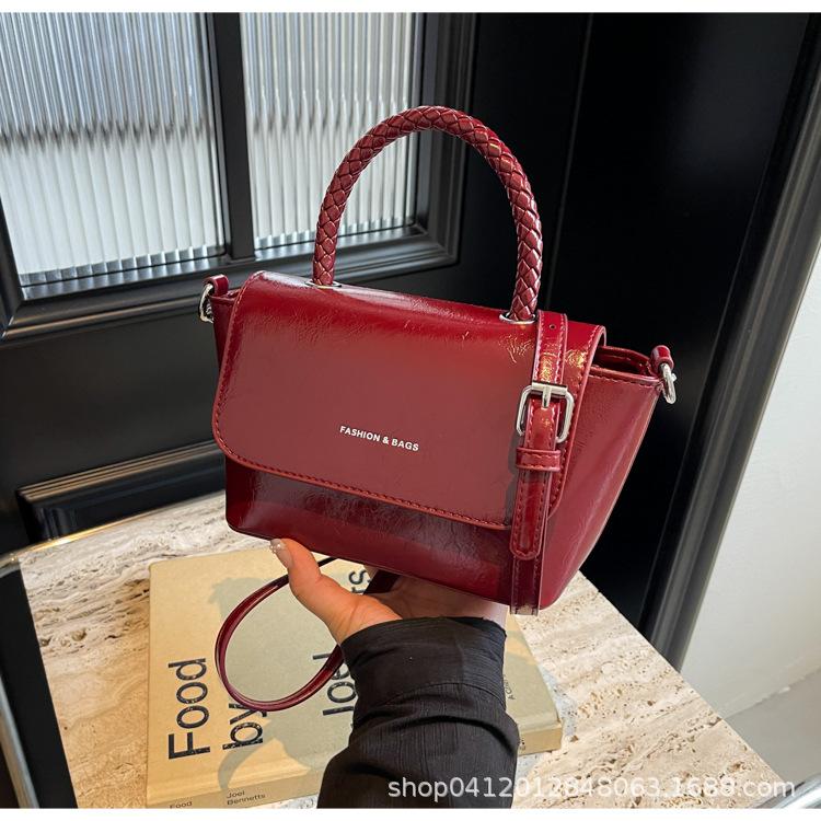 

Модная универсальная сумка 2025 Новая сумка-ведро для поездок на работу Трендовая маленькая сумка через плечо с серебристым шариком Премиальная женская сумка с одним плечевым ремнем красный