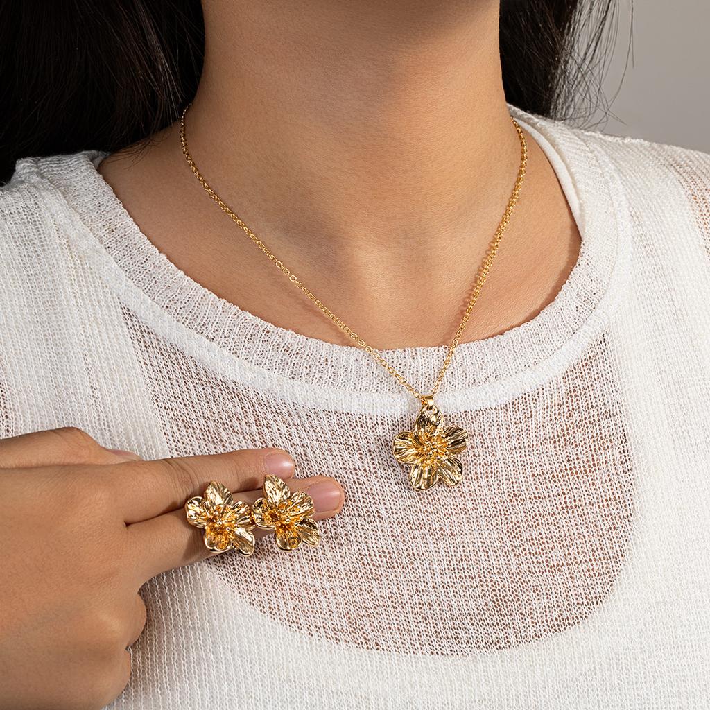 2-piece elegant and simple pleated flower pendant necklace with five petal flower earrings, versatile ladies' jewelry set