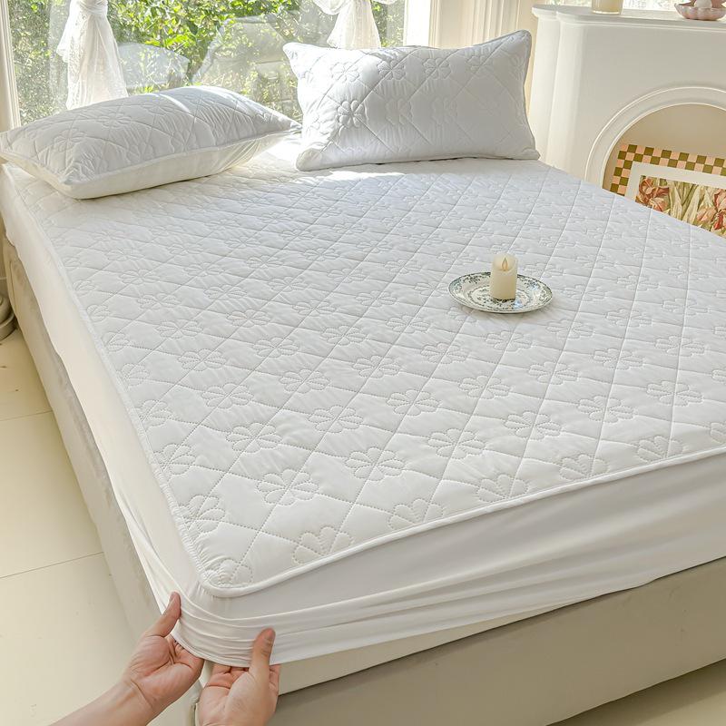 

Стеганое покрывало с вышивкой и полноразмерный защитный чехол для матраса для гостиниц. 120x190 cm