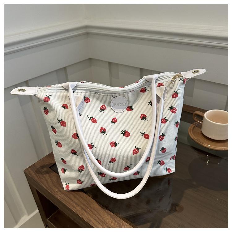 Large capacity strawberry print casual personalized shoulder bag commuter bag 2025 spring new portable tote bag