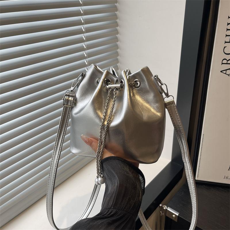 Niche High-end Small Bag Women's New Red Bucket Bag Simple and Versatile Shoulder Messenger Bag