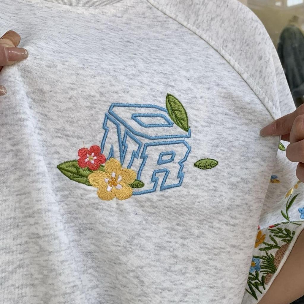 Koreańskie Damskie Koszulki z Krótkim Rękawem Casualowe Oversize z Haftem Kwiatowym Damskie T-shirty Moda Damska Bawełniana Koszulka biała y2k Topy