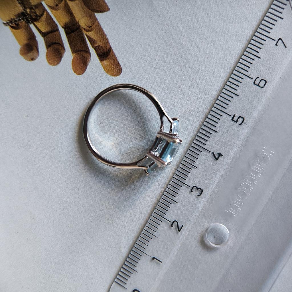 Silver Ring with Natural Topaz 2.25ct, Item Weight 2.37 G (2206903)