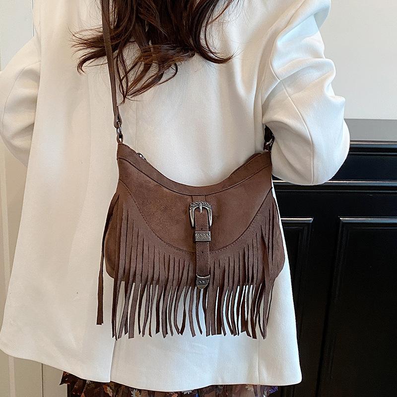 Niche tassel underarm bag women's 2025 new popular high-end fashion retro shoulder bag commuter messenger bag