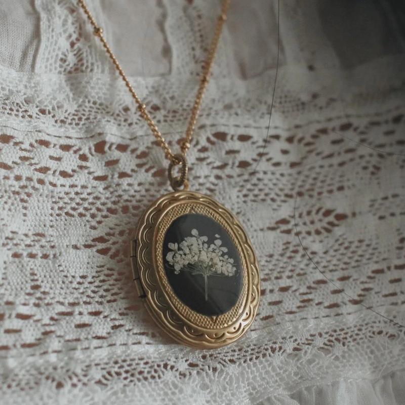 14K Gold Niche Vintage Necklace with White Dried Flower Photo Frame