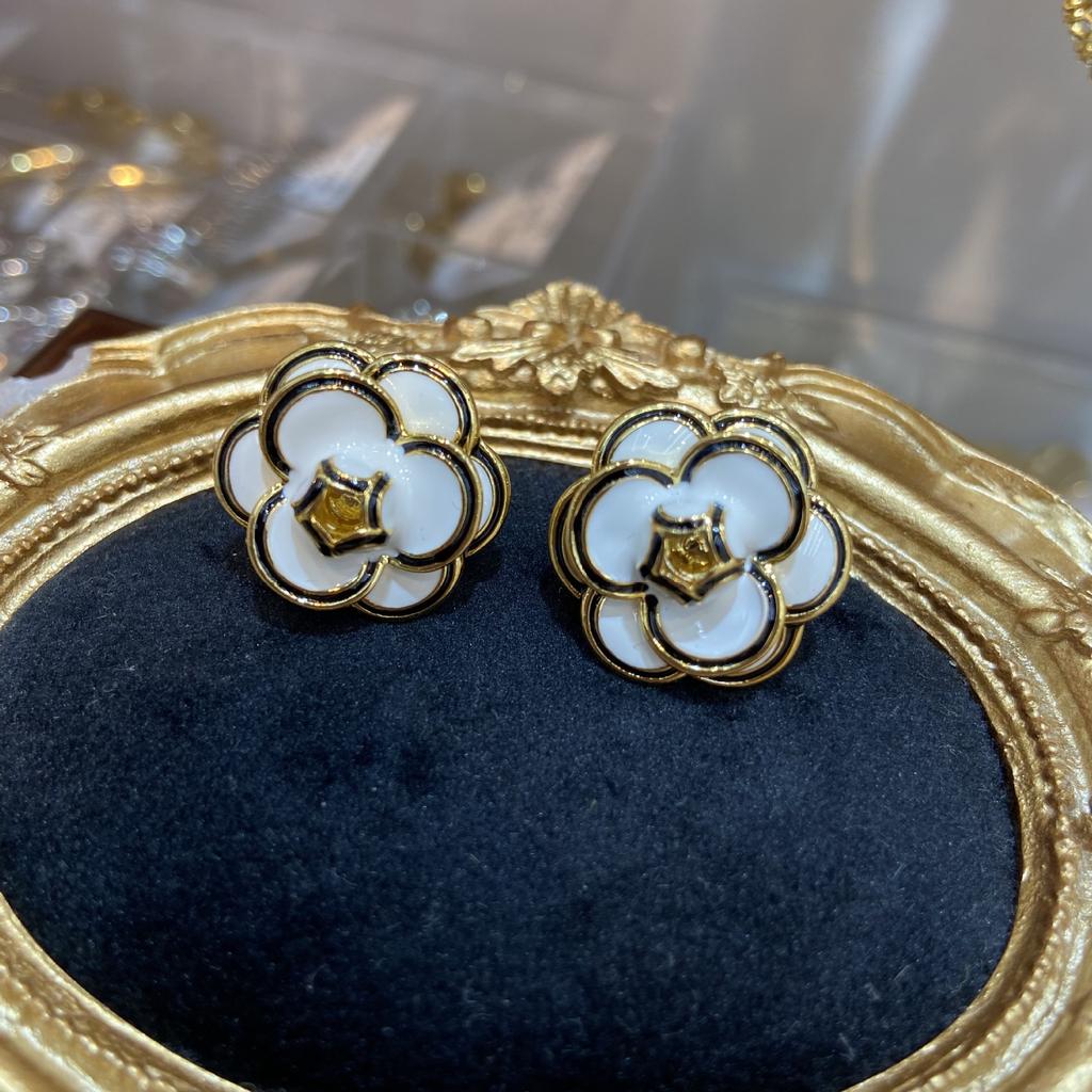 Xiaoxiangfeng Dripping Oil White Camellia Stud Earrings Temperament Retro Court Style Earrings Women'S French Elegant Earrings