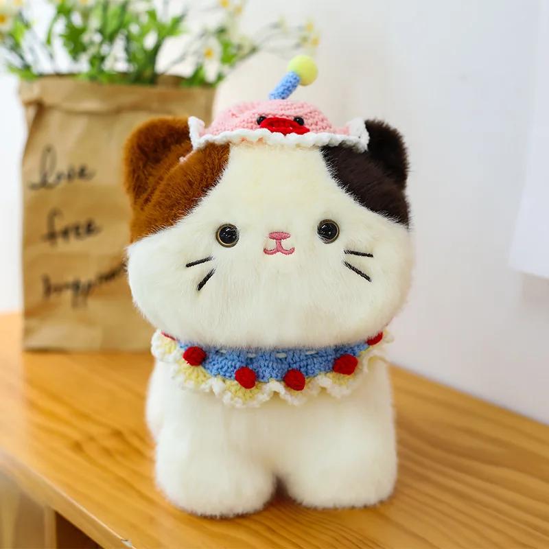 Peluche Gatto Tricolore Carino Bambola di Pezza Gatto per Bambini Regalo di Compleanno Natale Kawaii Adorabile Popolare Online Giocattolo Gatto Peloso Per