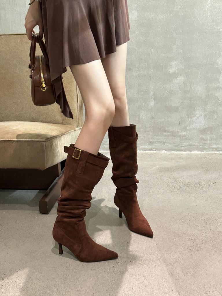 Höst och vinter 2025 tunna klackar pile stövlar spetsiga bältesspänne hög klack mocka höga stövlar