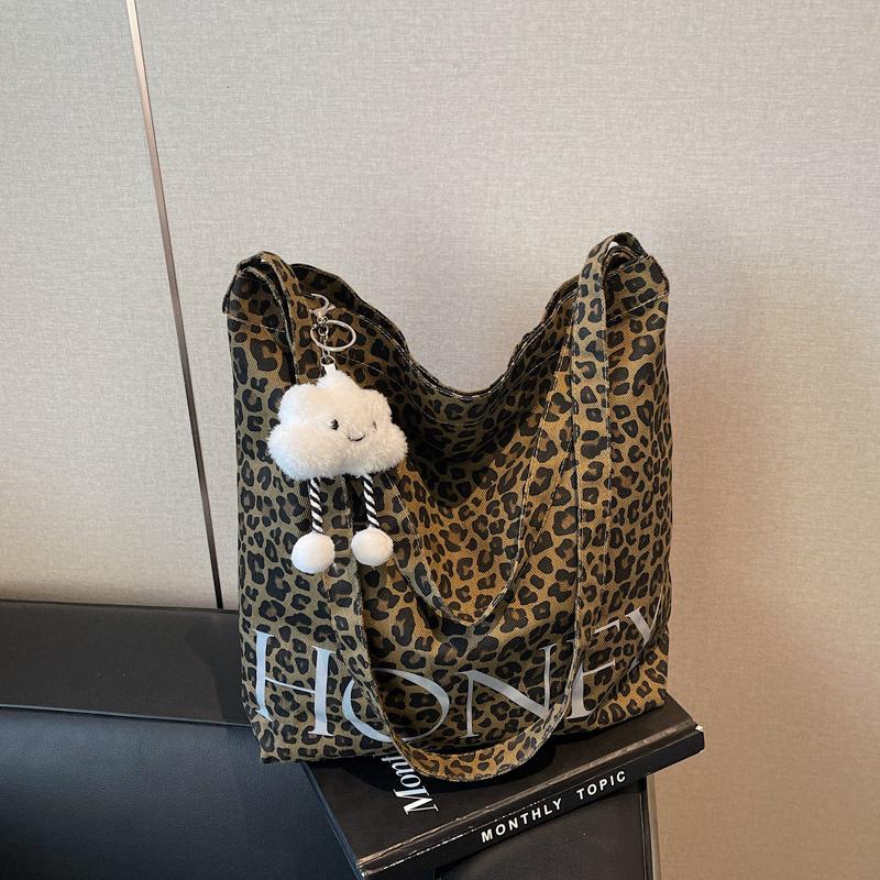 

Корейская мода повседневный нишевый дизайн большая вместимость плечевая сумка-мессенджер 2025 сумка-тоут зарубежный стиль сумка для поездок на работу женская Without pendant