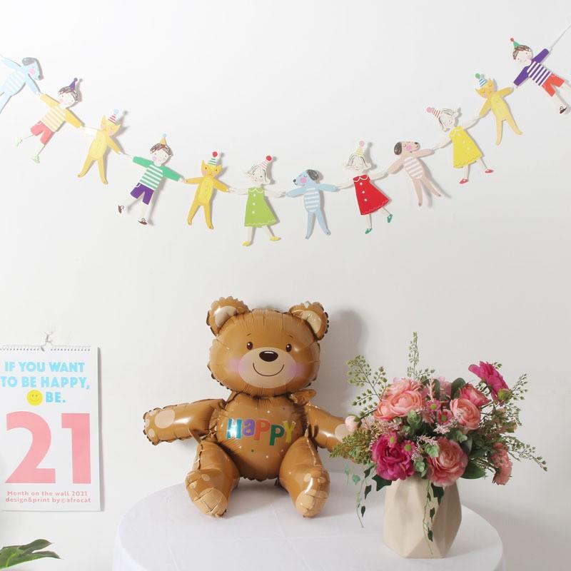 Geburtstagsdekoration, Banner, bunte Flaggen, Dekoration und Arrangement für den ersten Kindergeburtstag, Dreieckige Flaggen und Luftschlangen