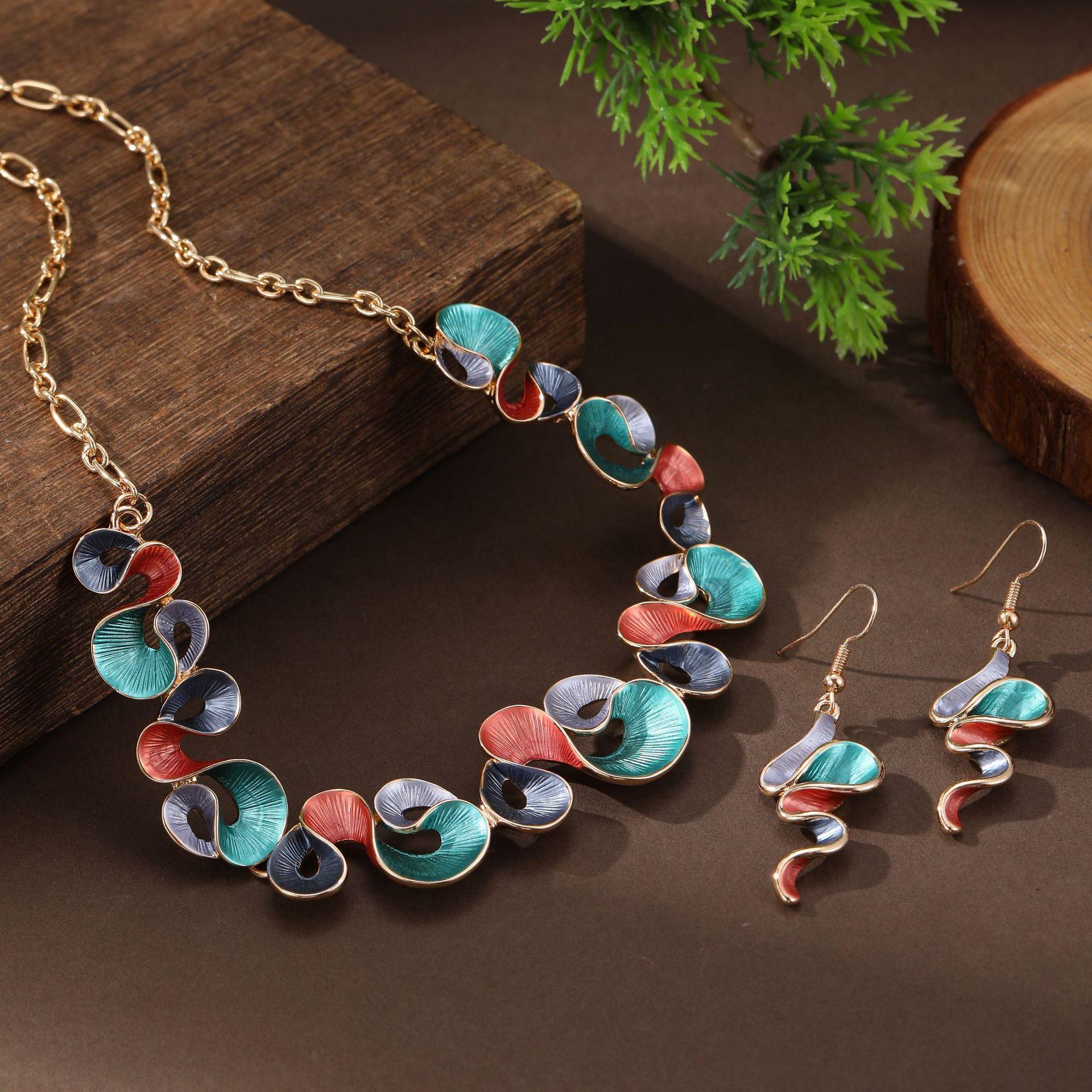 

Новый эмалированный геометрический набор серег и ожерелья с цветком, женская цепочка на шею с неправильными лепестками высокого качества