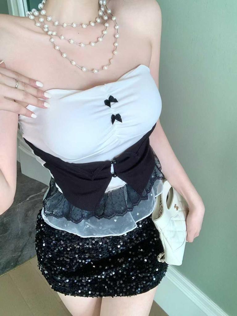 Scharfes Mädchen Ein-Schulter-Spitzenbesetztes Crop-Top mit Brustpolstern & Schleife