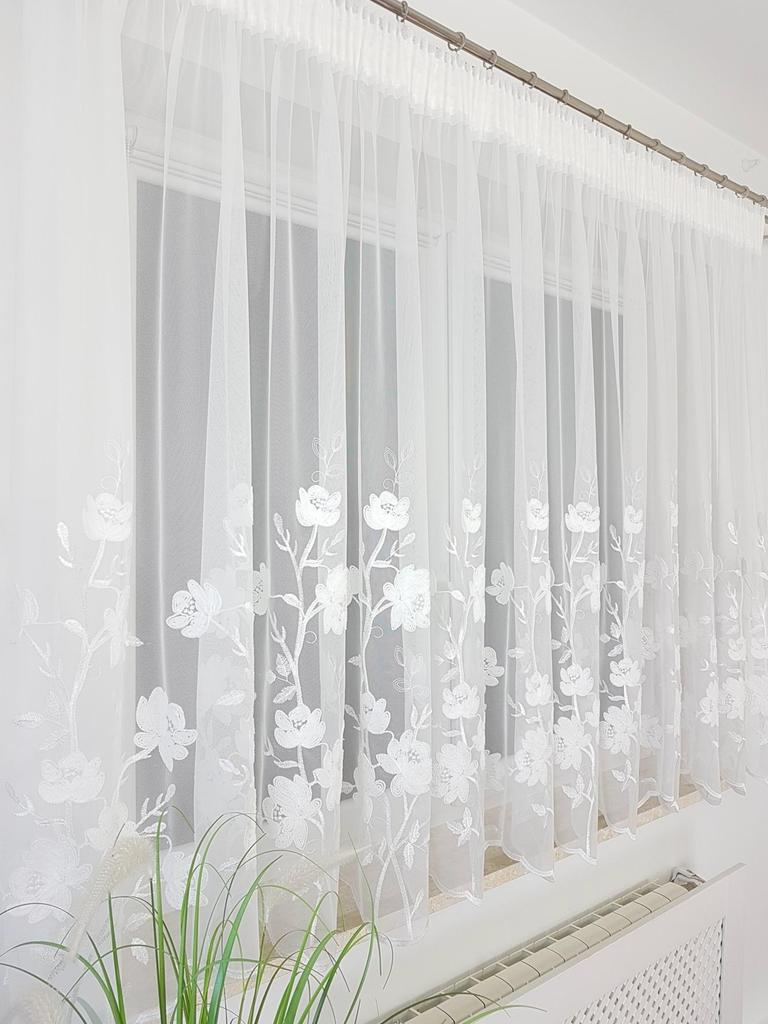 Ready-made curtain made of a 400x145 cm marquisette with 3D embroidery on a gathering tape