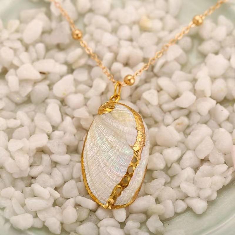 European and American Gold-plated Edge Beach Conch Pendant Necklace, Female Creative Retro Natural Conch Necklace