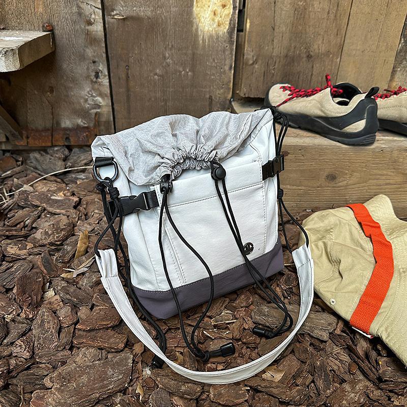 2025 New Mesh Drawstring Color Matching Shoulder Oblique Span Bag for Men and Women Couples Casual and Lightweight Outdoor Sports Small Satchel