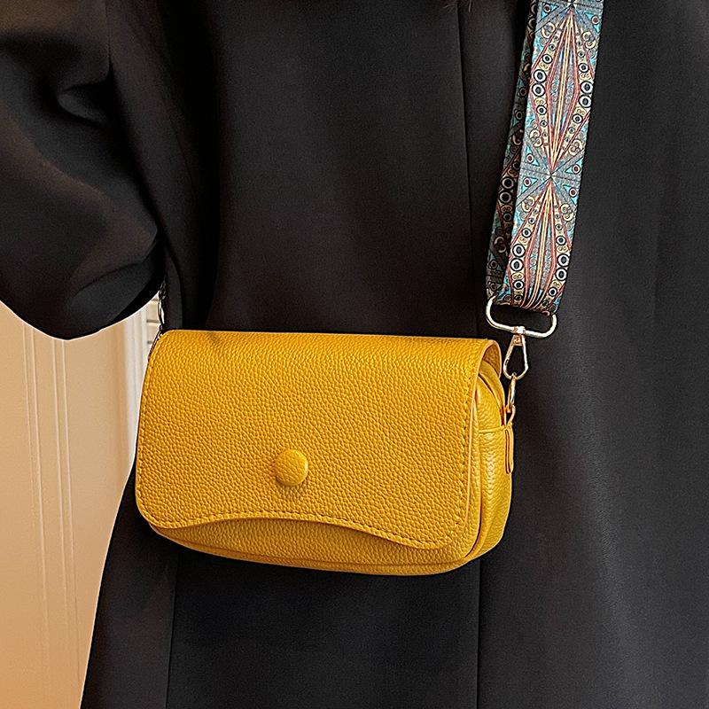 Niche High-End Retro Shoulder Messenger Bag Women'S Summer Versatile Fashion Casual Underarm Bag