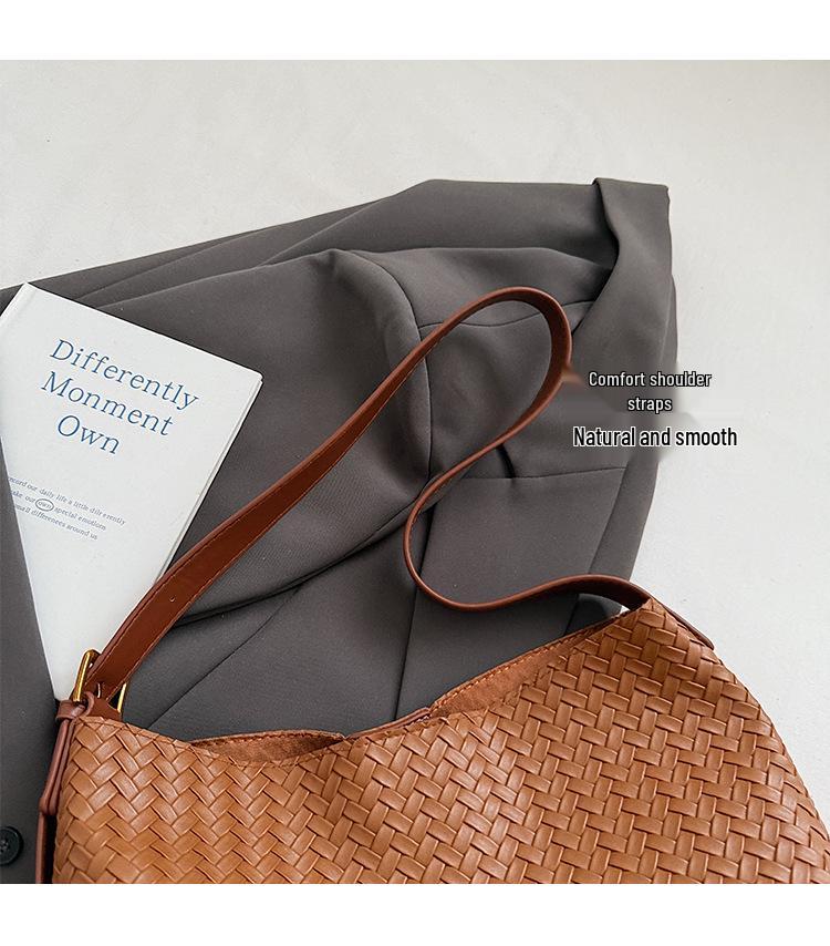 2025 Autumn/Winter Retro Woven Texture Large Capacity Tote: Versatile Casual Shoulder Bucket Bag