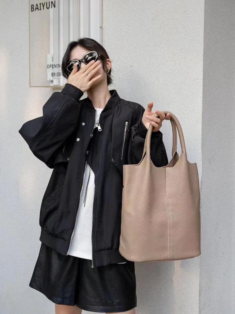 Geantă Găleată Strat Superior Piele de Vacă: Geantă de mână din piele moale naturală, Mare A4 pentru navetă, Stil casual versatil pentru guler alb