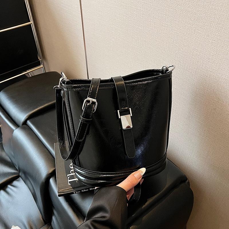 

High-end small bag women s new spring and summer versatile messenger bag fashion shoulder underarm bag bucket bag