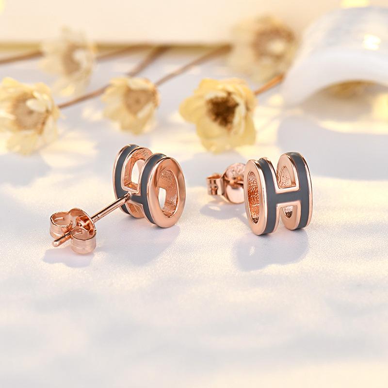 

Новый продукт, трендовые женские нишевые дизайнерские серьги, простые, маленькие и изысканные серьги цвета H, высококачественные серьги-иглы H