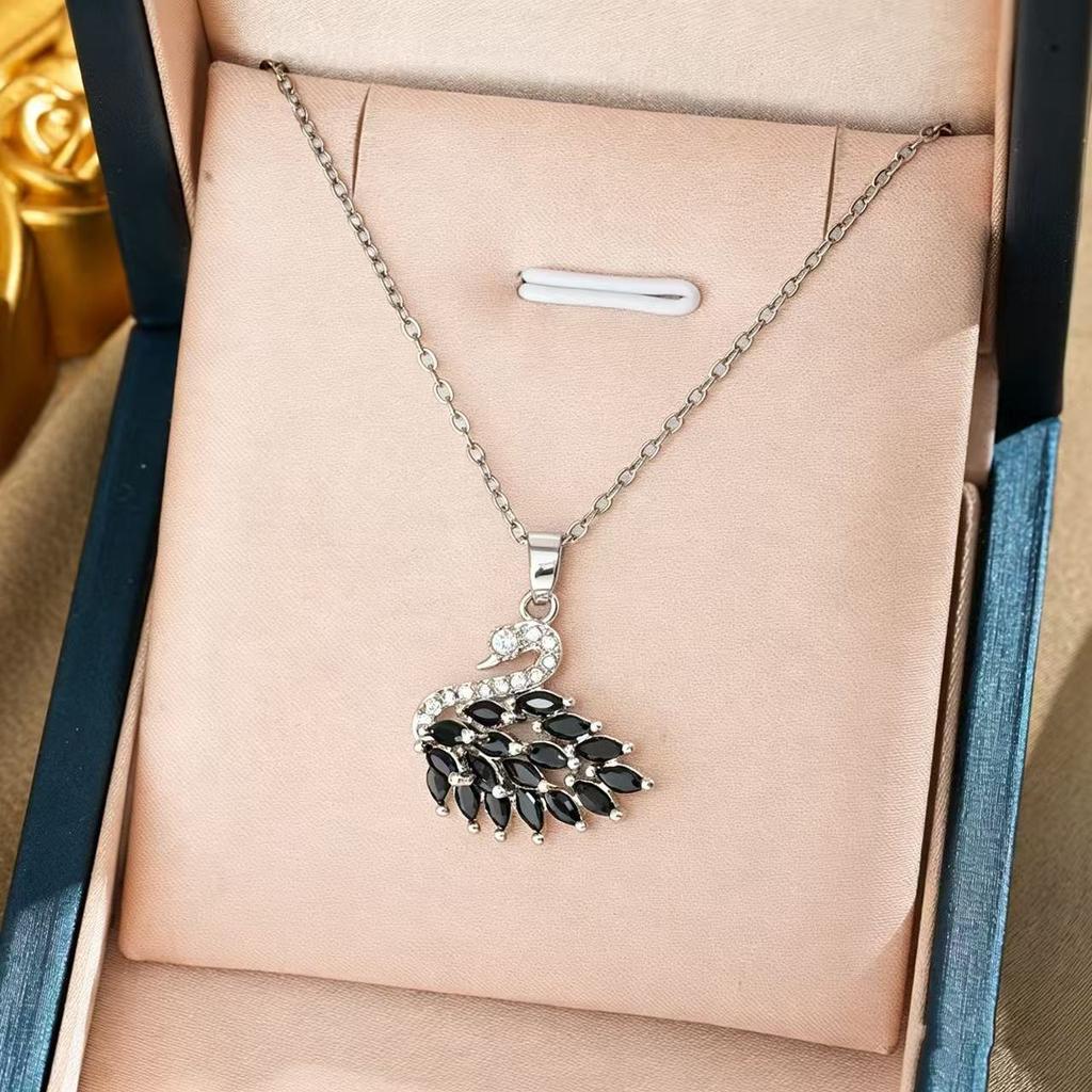 Collar de cadena para clavícula de acero de titanio con colgante de cisne incrustado de circonita para mujer, cadena niche y versátil de acero de titanio