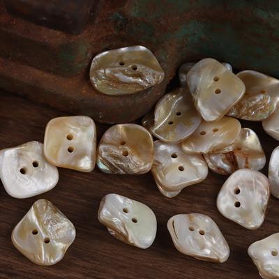10 pièces/ensemble Boutons en coquille naturelle de forme irrégulière avec deux trous pour le bricolage, les accessoires vestimentaires, etc.