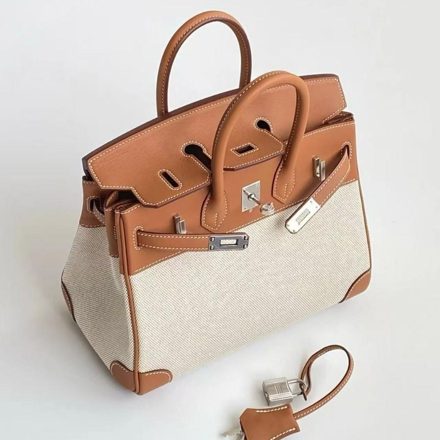 Geantă de mână nouă în stil european din piele de vacă Swift strat superior, cu patchwork cusut. Geantă de mână de înaltă calitate pentru femei, 25-30 cm înălțime.