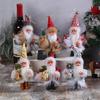 Kerstman Staat met Armen Rond de Boom, Spelend met de Poppenversieringen. Kerstpoppenfeest, Kerstdecoraties.