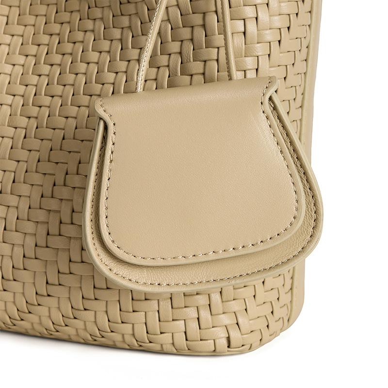 Retro fashion hand-woven bag large capacity commuting temperament portable tote bag high sense sheepskin mother bag women