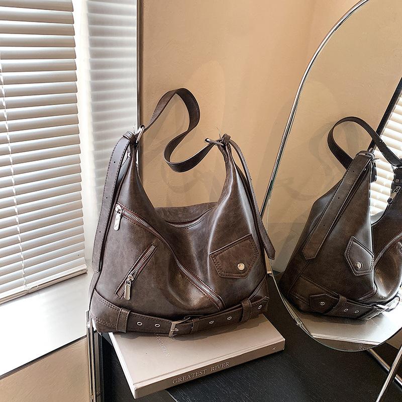 New Bag Women's Large-capacity Commuter Shoulder Bag Splicing Solid Color Chain Messenger Bag Rivet Belt Bucket Bag