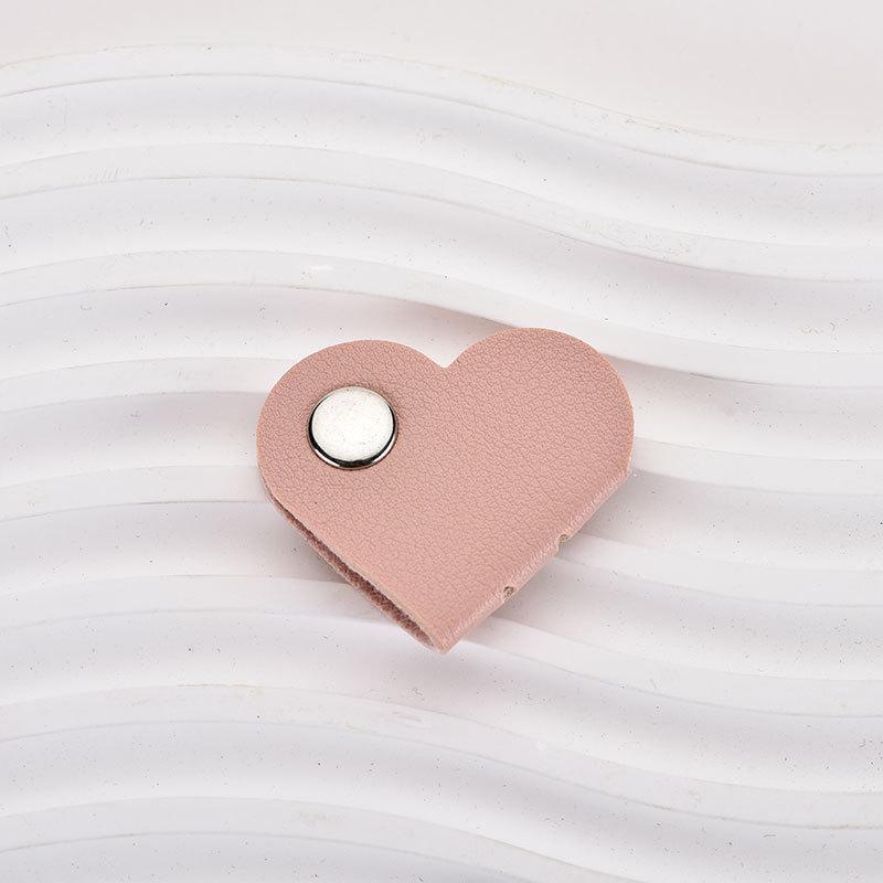 Kožený organizér na kabely a sluchátka ve tvaru srdce