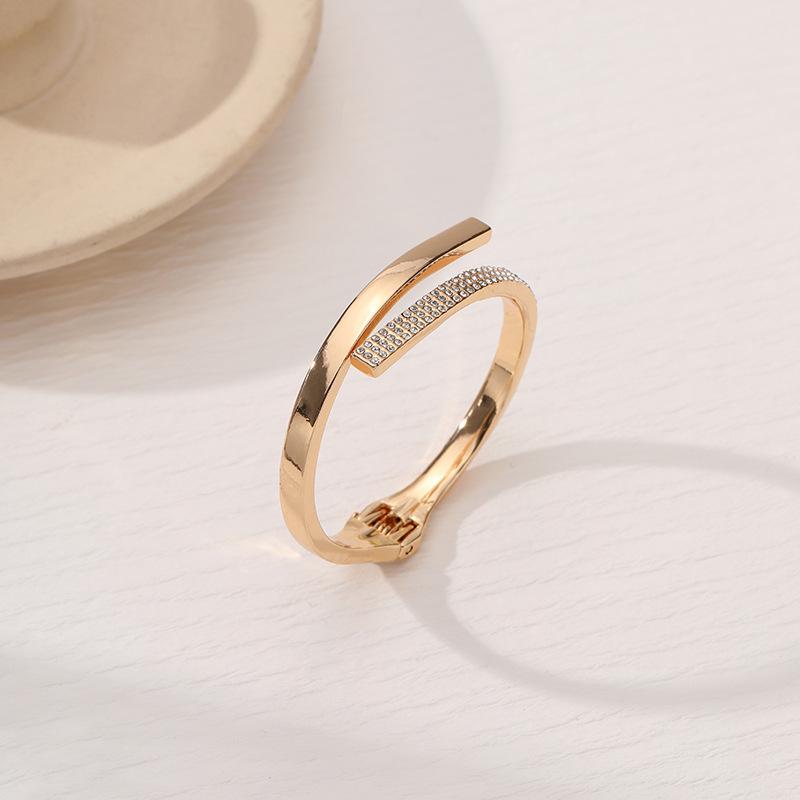 Simple Wind Irregular Glossy Bracelet Zinc Alloy Diamond Opening Jewelry Women