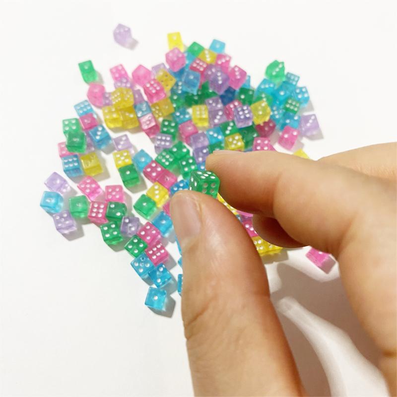 100 Stücke 5*5*5mm Mini D6 Acryl Gaming Rechtwinklig Punkt Würfel Standard Sechsseitige Würfel für Brettspiel zubehör