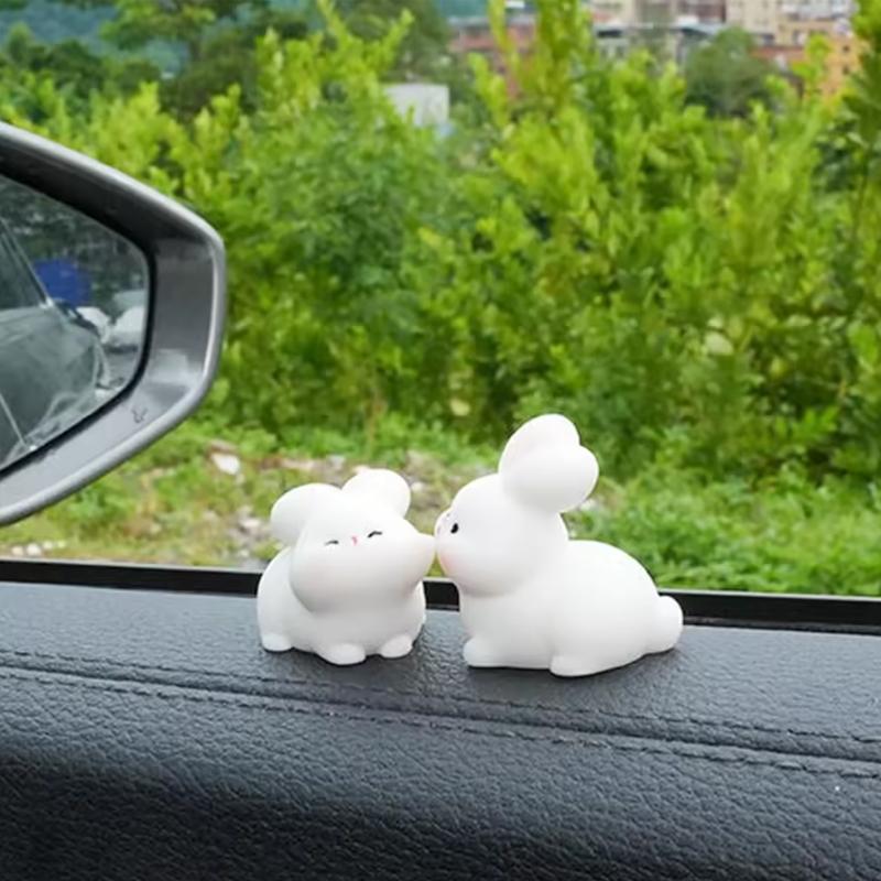 Lot de 2 accessoires de décoration intérieure pour voiture, représentant un chat et un lapin, avec des motifs créatifs et adorables.