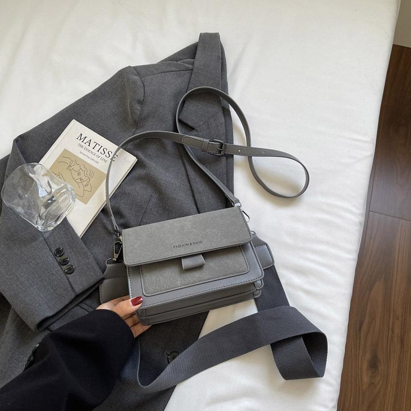 Premium sense small square bag women's 2025 new trendy Korean version wide shoulder strap shoulder bag fashionable versatile messenger bag