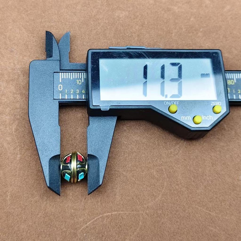 Nepalski Ręcznie Robiony Naszyjnik z Sześciosylabową Mantrą z Mosiężnymi Inkrustowanymi Koralikami