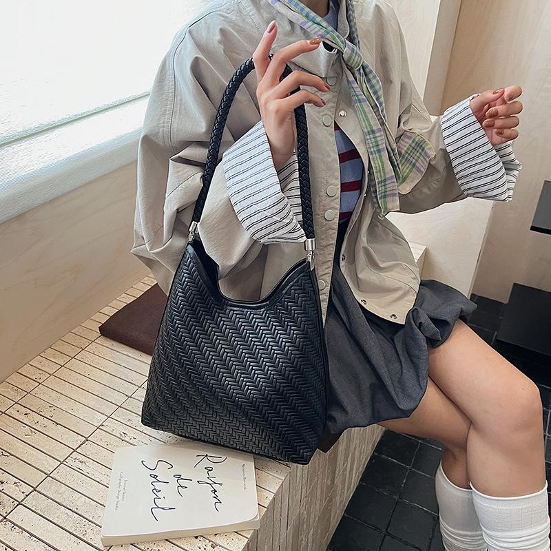 Premium Texture Niche Simple Woven Bucket Bag Large Capacity Casual Lazy Style Underarm Shoulder Commuter Tote Bag